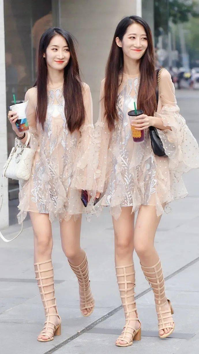 街拍:逛街的两个漂亮性感长发美女