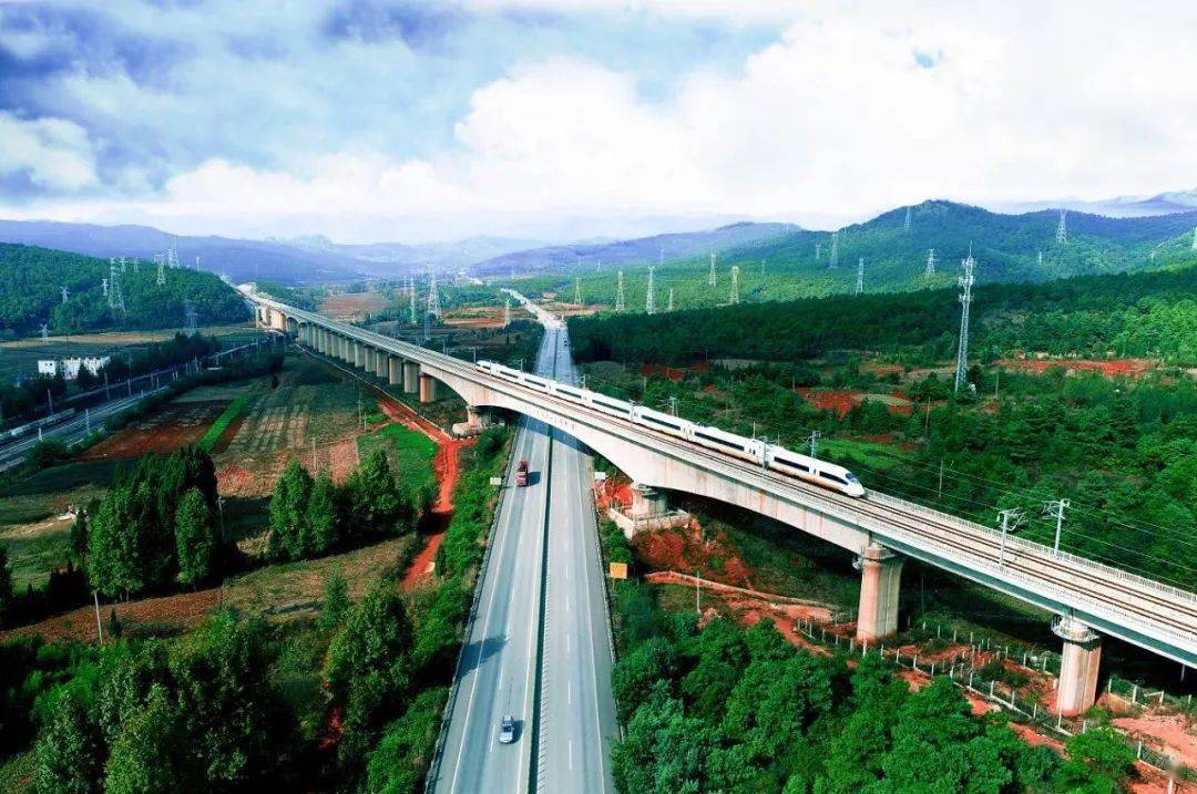 云南高铁穿越在滇中大地 李文圣 摄