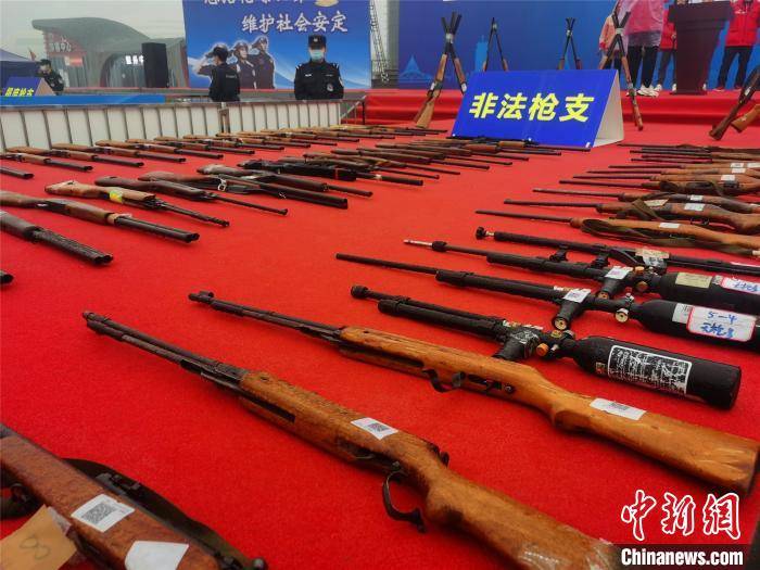 警方收缴的非法枪支.刘鹏 摄