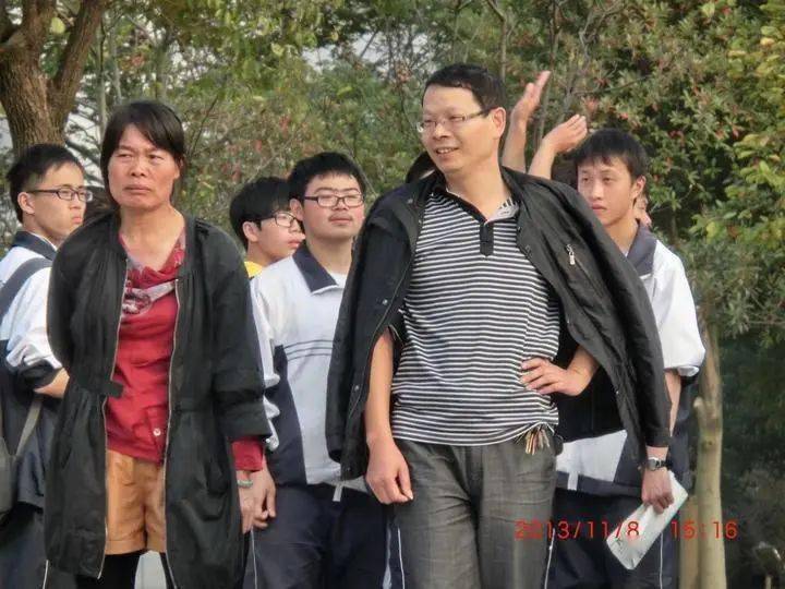 "大田中学校长蒋森回忆,金龙敏个子不高,戴着一副眼镜.