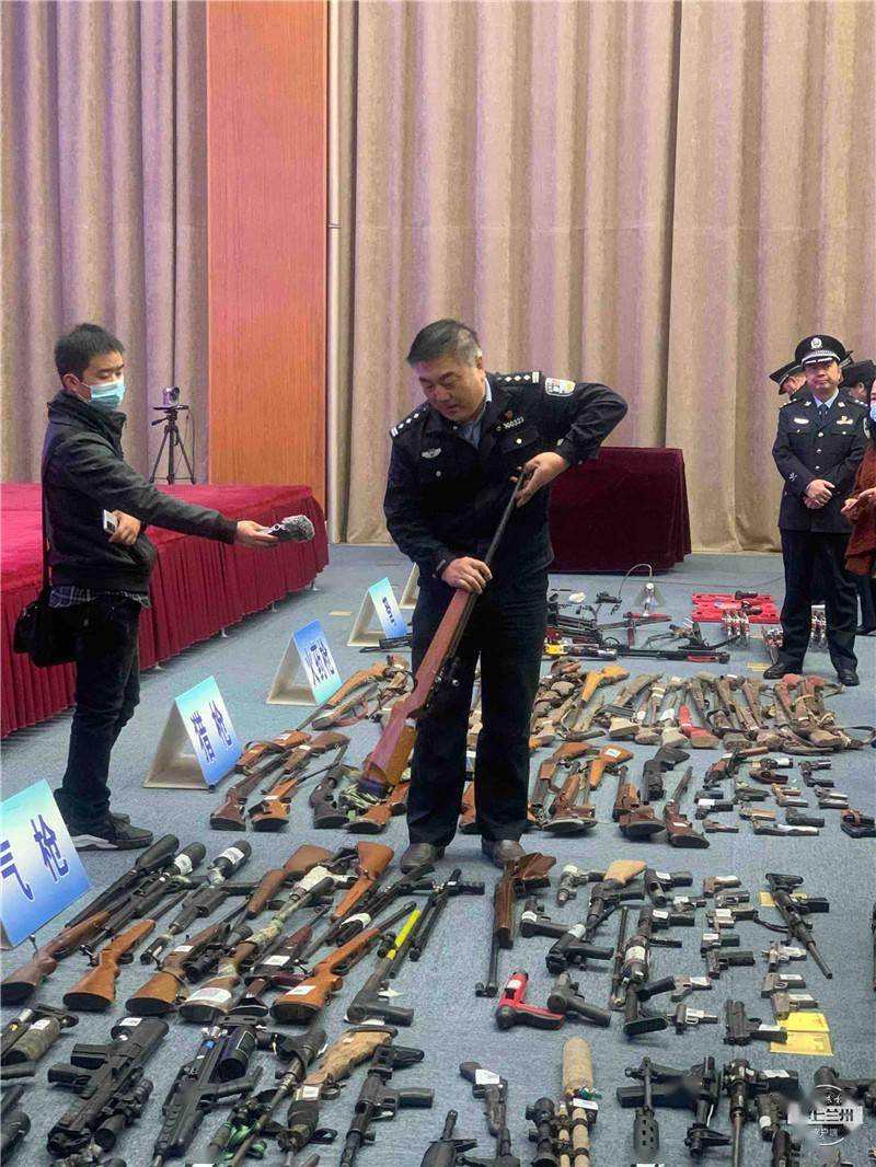 气枪,火药枪等各类枪支2596支;弩和管制刀具等物品6340余件;各类子弹