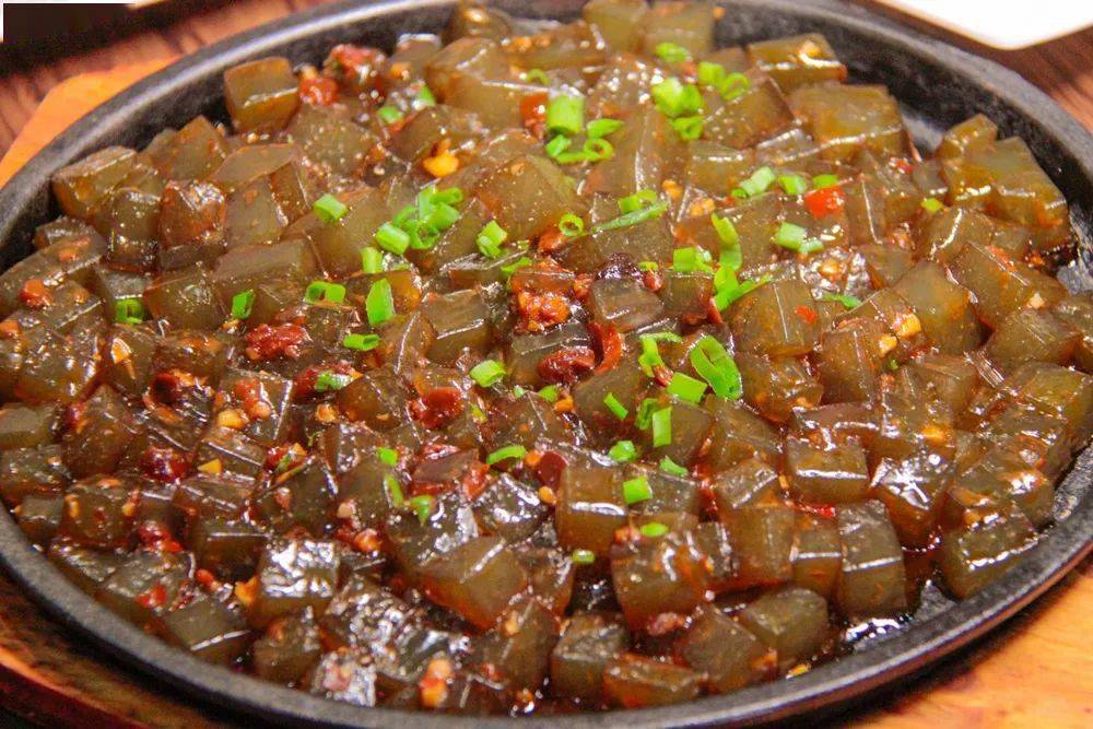 q弹的红薯凉粉在铁板上不停的翻炒色香味俱全,还没端上桌,我的口水早