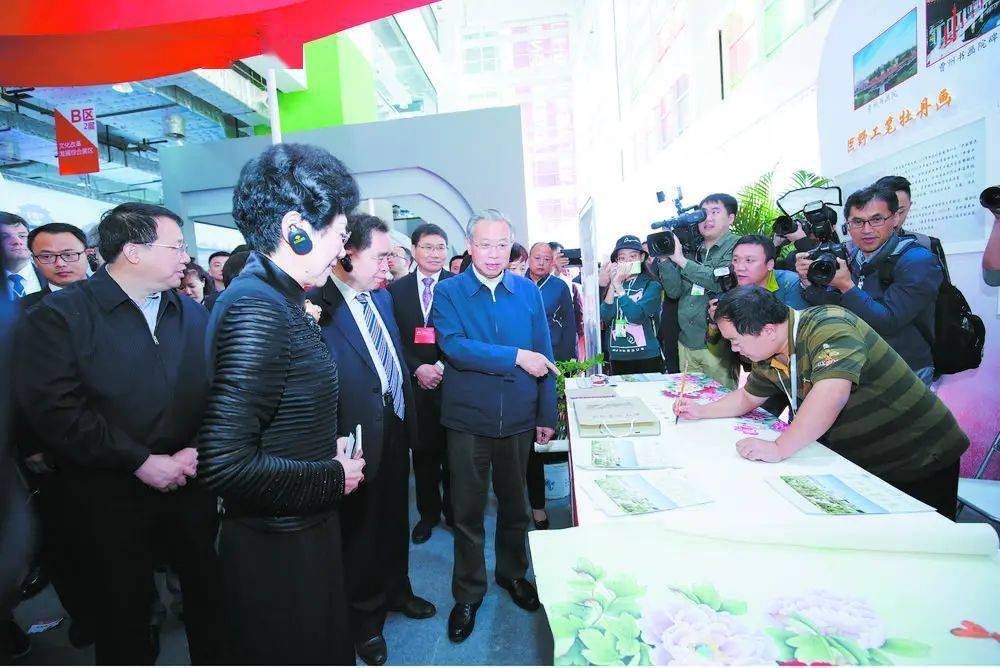 省长李干杰(左一)在第三届中国进博会上点赞巨野工笔画市委书记张新文