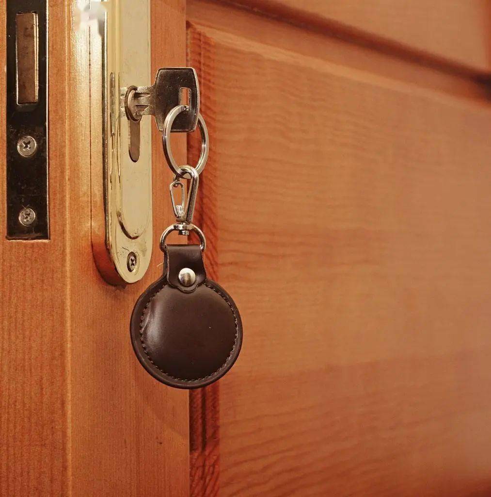 看了这个你还敢忘记拔挂在门上的钥匙吗