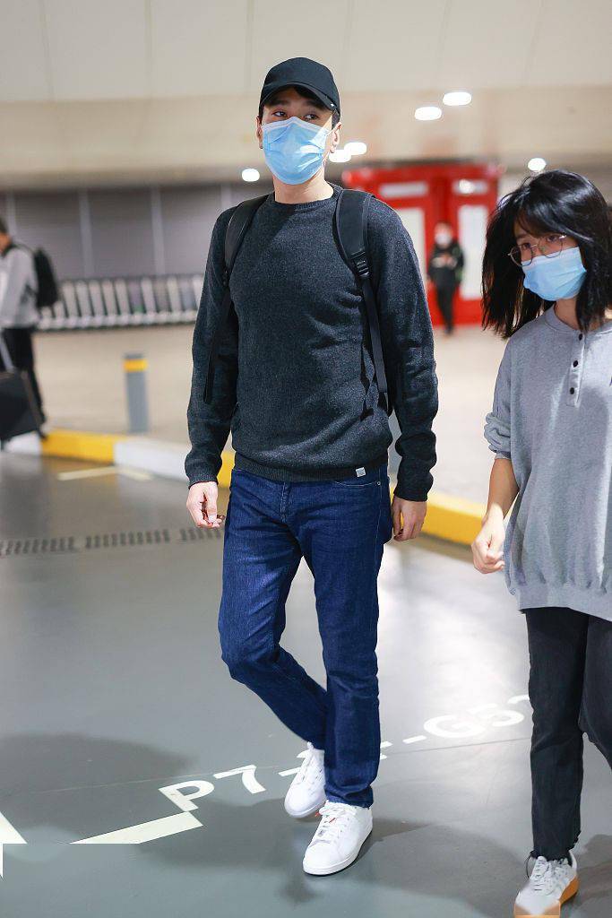 赵又廷穿黑色紧身上衣凸显胸肌深蓝牛仔裤搭小白鞋简约帅气