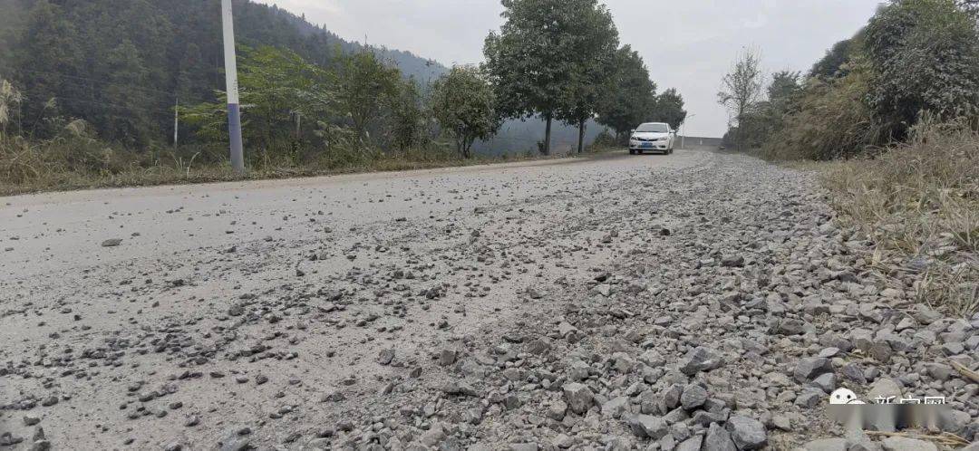 新宁江黄公路过往的车辆竟成"粉碎机",究竟发生了什么?