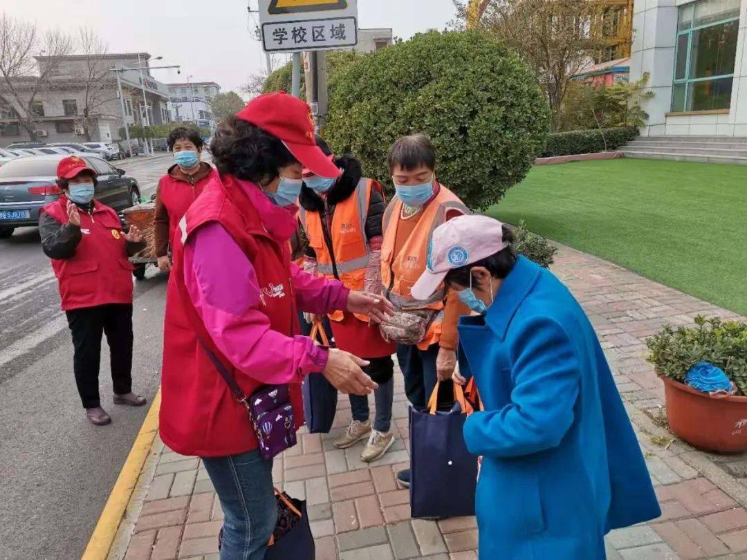 志愿者在行动暖心行动一件旧衣一份关爱志愿者为环卫工人捐赠衣服