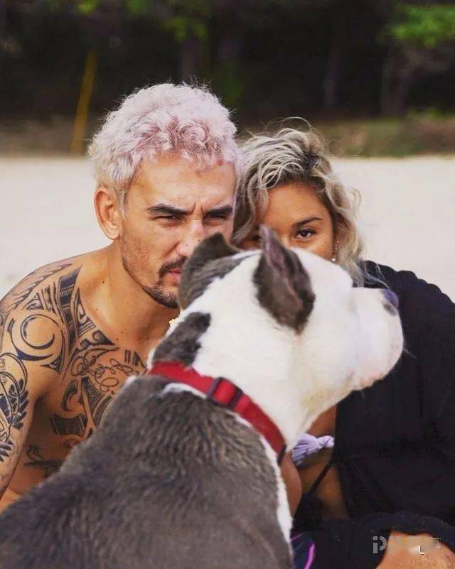 霍洛威海边浪漫求婚女友开心晒钻戒明年一月对决凯塔尔