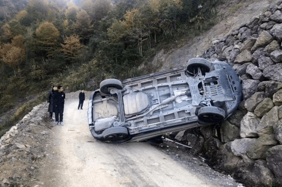 山路出车祸翻车照片图片