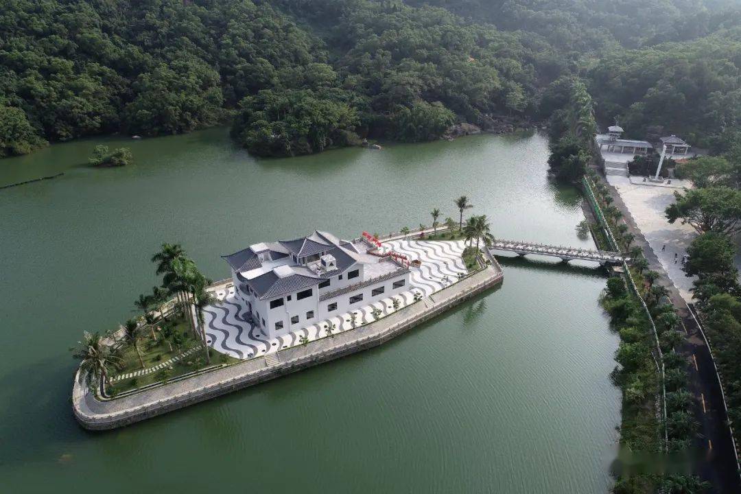 各地會以桃花為媒,舉行不同形式的桃花盛會竹仙公園位於南屏將軍山