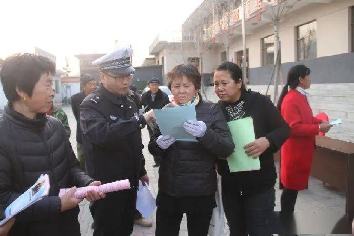 04交口县公安局交警大队组织民警深入桃红坡镇,石口乡开展"美丽乡村行