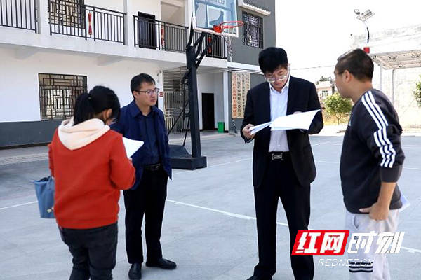 黄春华)日前,永州市委常委,江华县委书记罗建华深入江华大圩镇两岔河