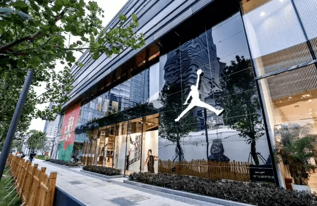 再启一程长宁龙之梦耐克kicksloungel1盛装开业