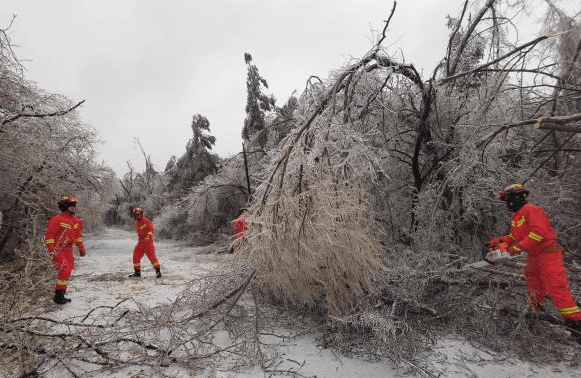 吉林遭遇罕见冰雨天气森林消防紧急救援在行动