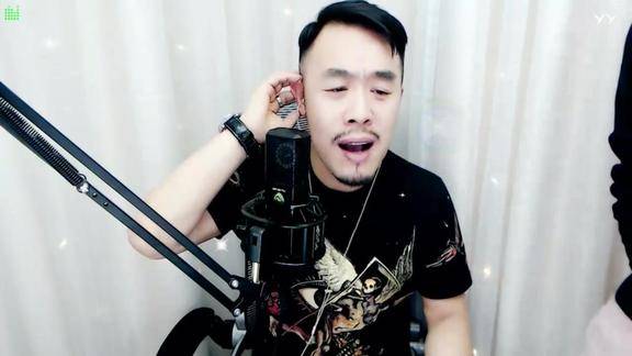 梁红老公程红演唱师父赵本山的月牙小夜曲唱得深情而且投入