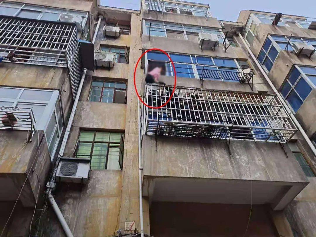 窗户爬出一名10岁多的小女孩救援接力上演了一场惊心动魄的在邳州市镇
