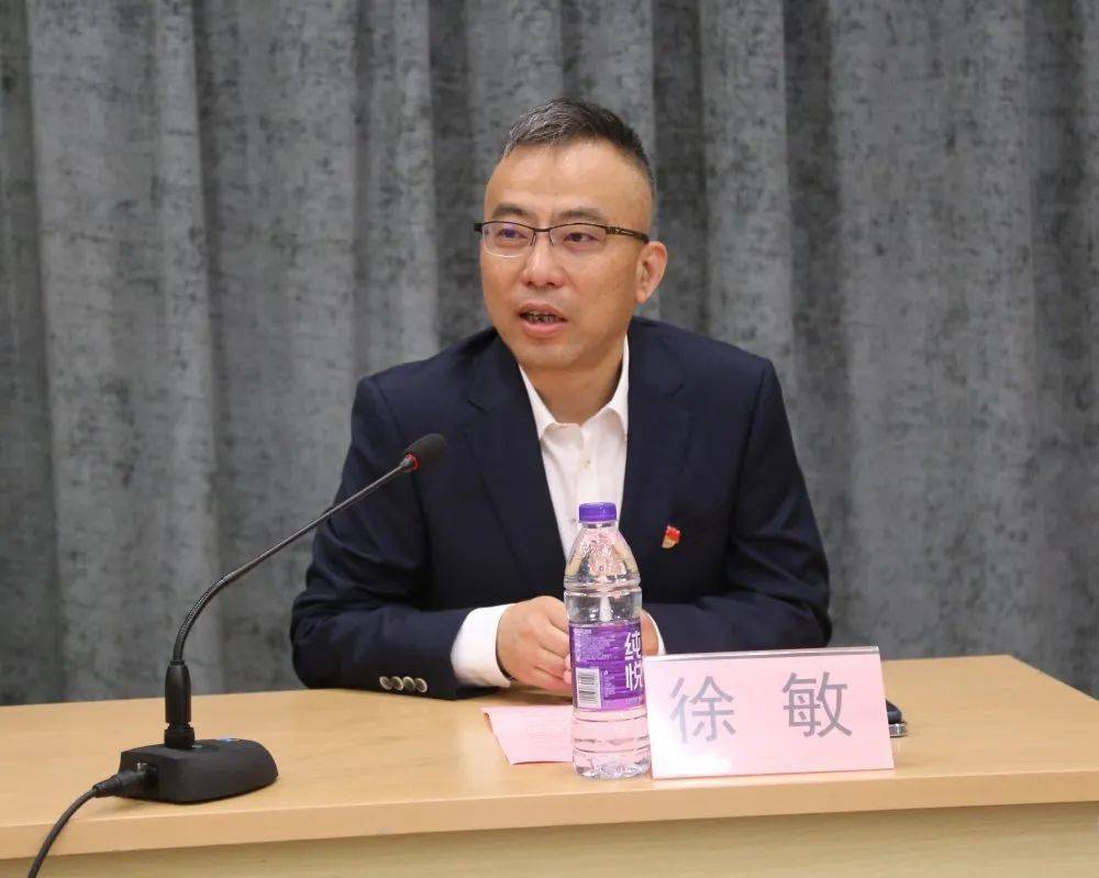 嘉兴市保安协会领导张秋荣,南湖保安公司董事长,总经理徐敏出席开班式