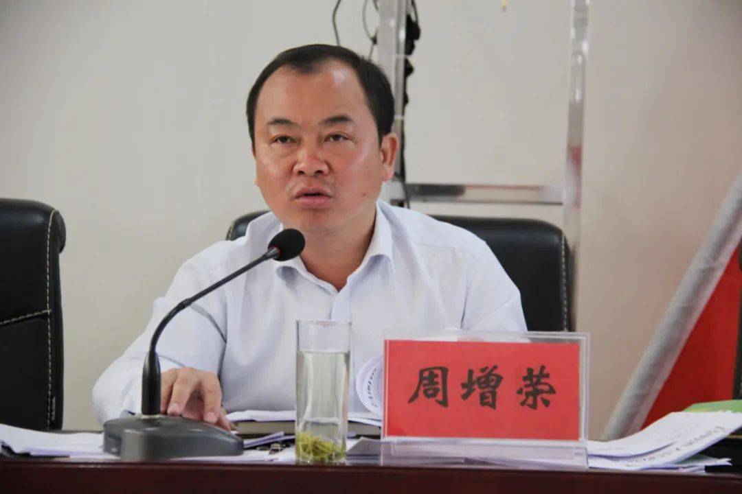 镇党委副书记周增荣同志部署了近期重点工作,要求各村(居)要提高执行