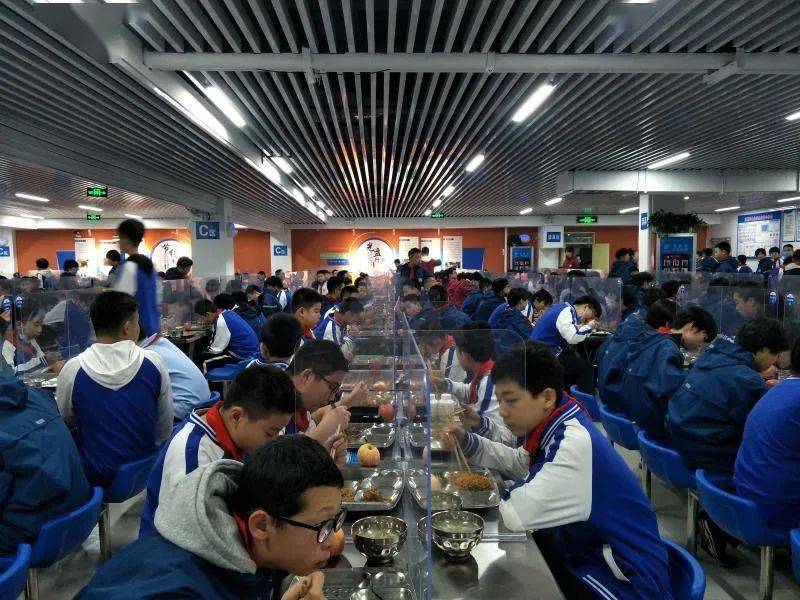 伴随悠扬的放学铃声,郑州市第四十七初级中学的学子们进入食堂就餐