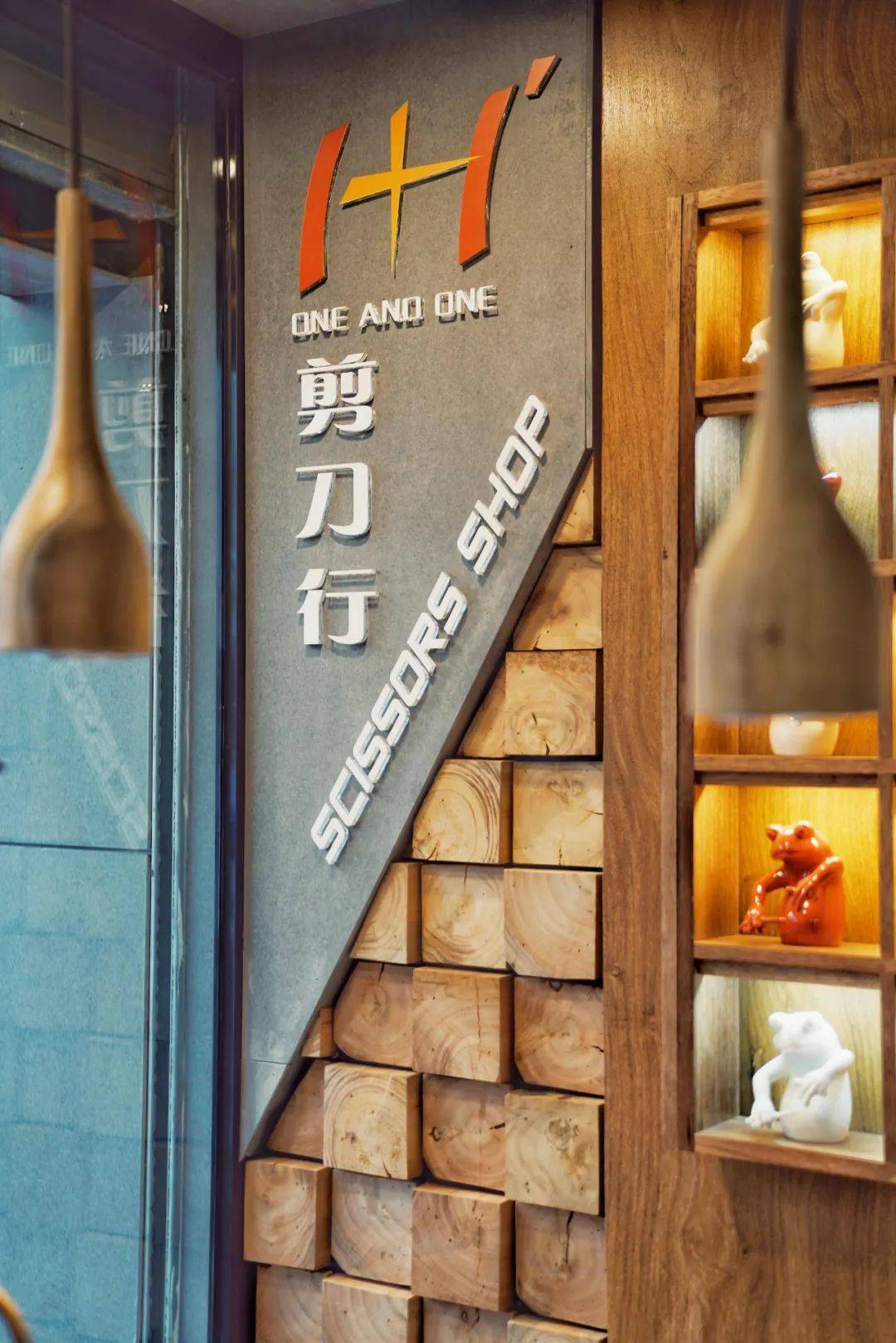 在华中美容美发市场转了一圈找到了当年给我妈理发的托尼老师