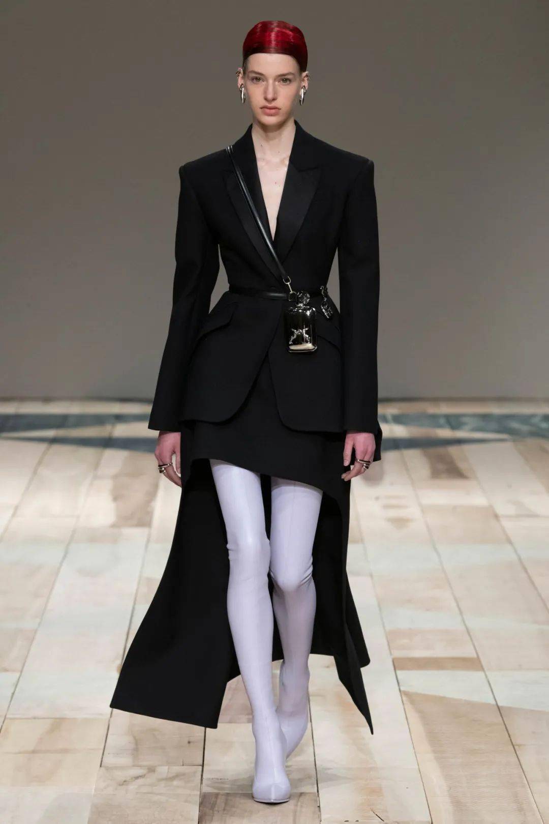 亚历山大麦昆alexandermcqueenautumnwinter2020show妖异出位时尚圈不