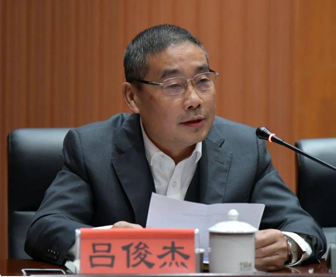 吕俊杰龙港中学校长吕俊杰是从龙港走出去的名校长,从事教育工作40年