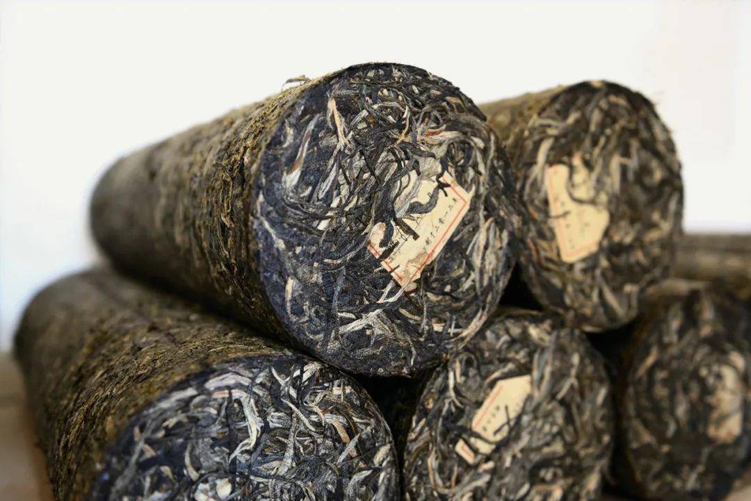 茶国家标准将普洱茶外观形态确定为两种:一种是散形茶;另一种是紧压茶