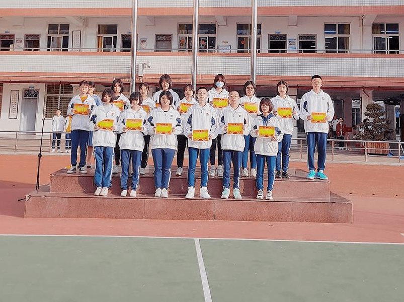 妙笔生花书香校园泉州现代中学开展十月征文现场作文比赛