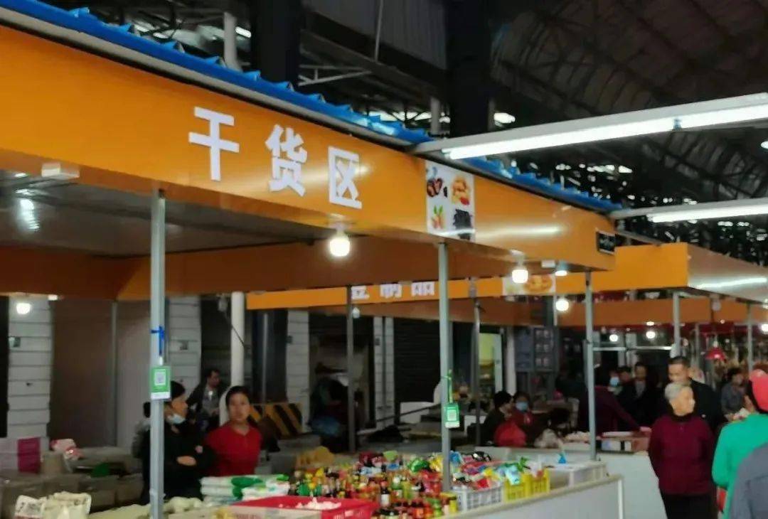 为了改善周边居民的购物环境,满足他们的日常生活需求,大集街投资近