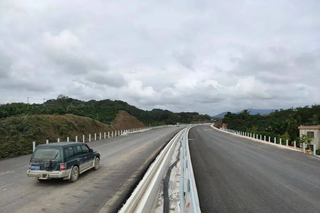 力争年内通车山海高速初具轮廓