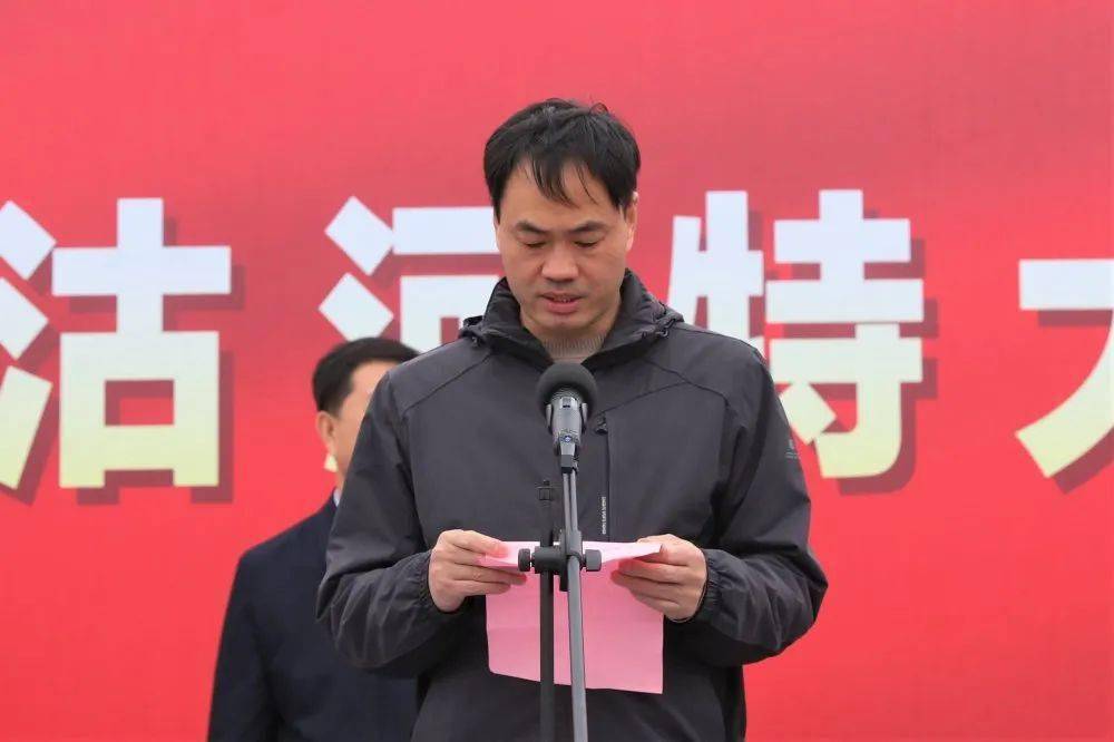 王洪晓代表荣成市人民政府对莱荣高铁顺利开钻表示热烈祝贺,并向中铁