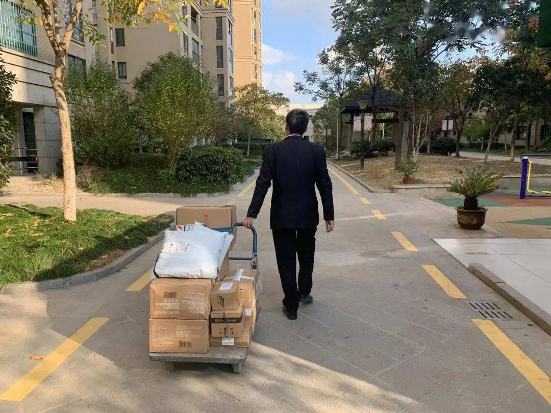 员自觉承担起收发快递的艰巨任务面对堆积如山的快递打通园区最后一