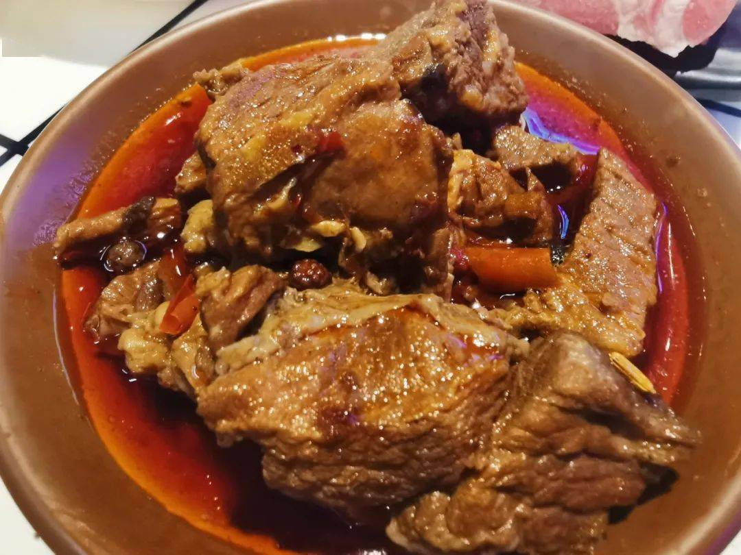 打破以往传统火锅牛肉吃法坨坨耙牛肉一卤两吃,各种滋味简直妙哉!