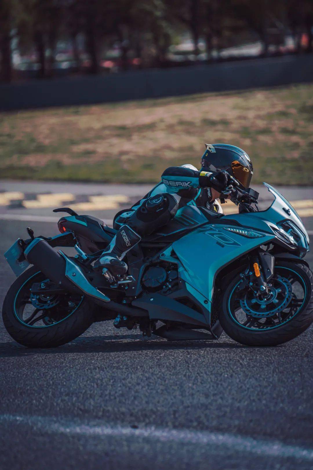 更多赛道美图《〈《如果你是喜欢仿赛跑车,需要通勤代步,周末跑