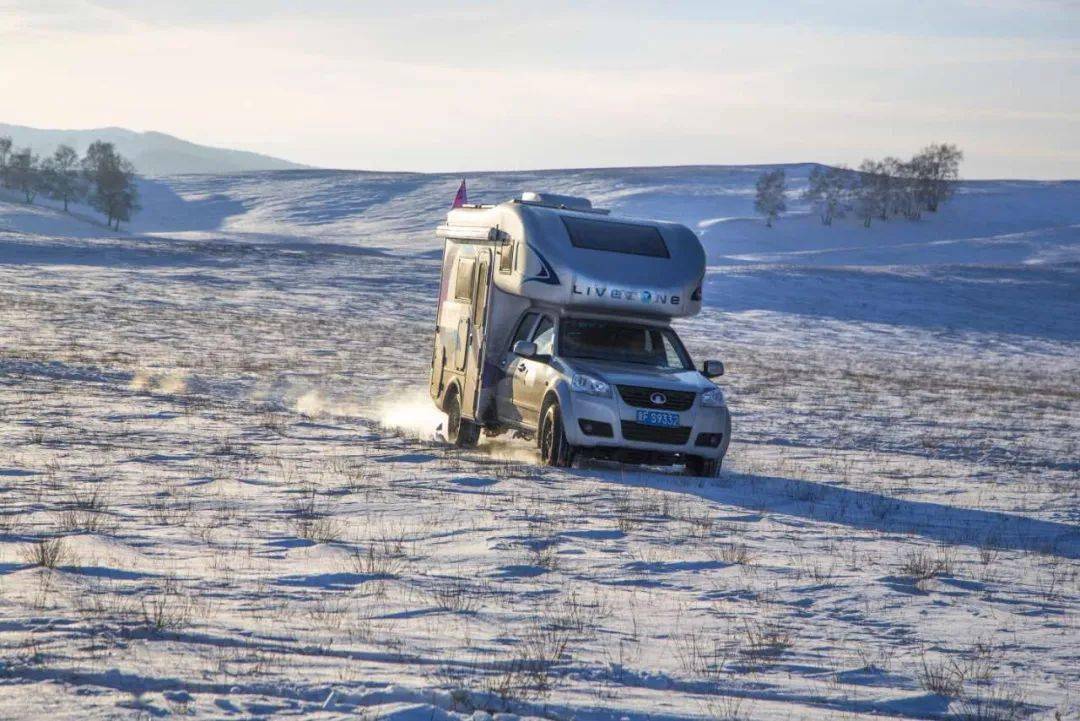 冰天雪地這樣玩房車