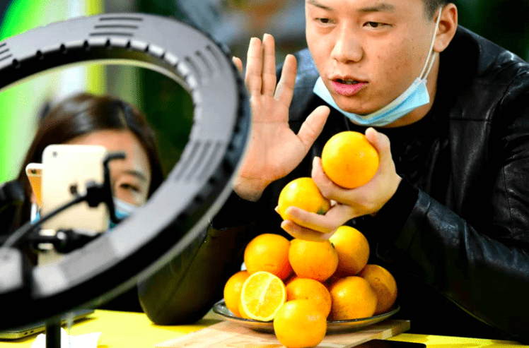 一个小时直播卖了101箱橙子透明杯装试吃红心火龙果让消费者感到高级