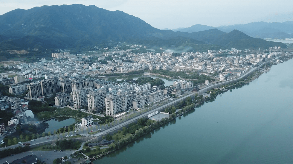 浙江电视台新闻频道乡村振兴浙江行昨日走进建德梅城千鹤村感受欢庭她