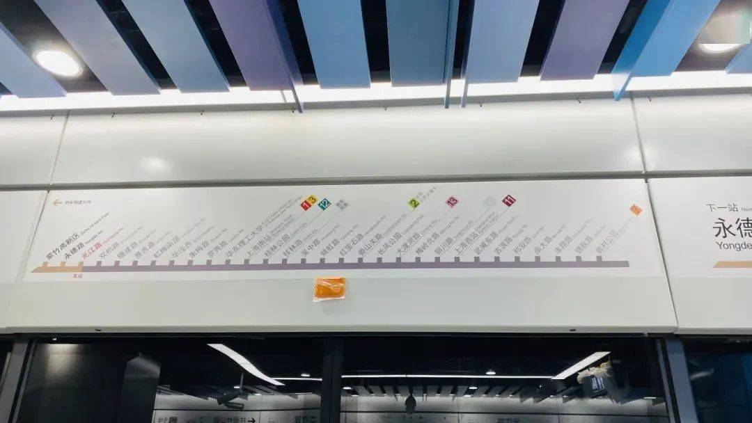 小编从元江路3号口 莲谷科技园对面进入, 这一站的主题色是蓝色.