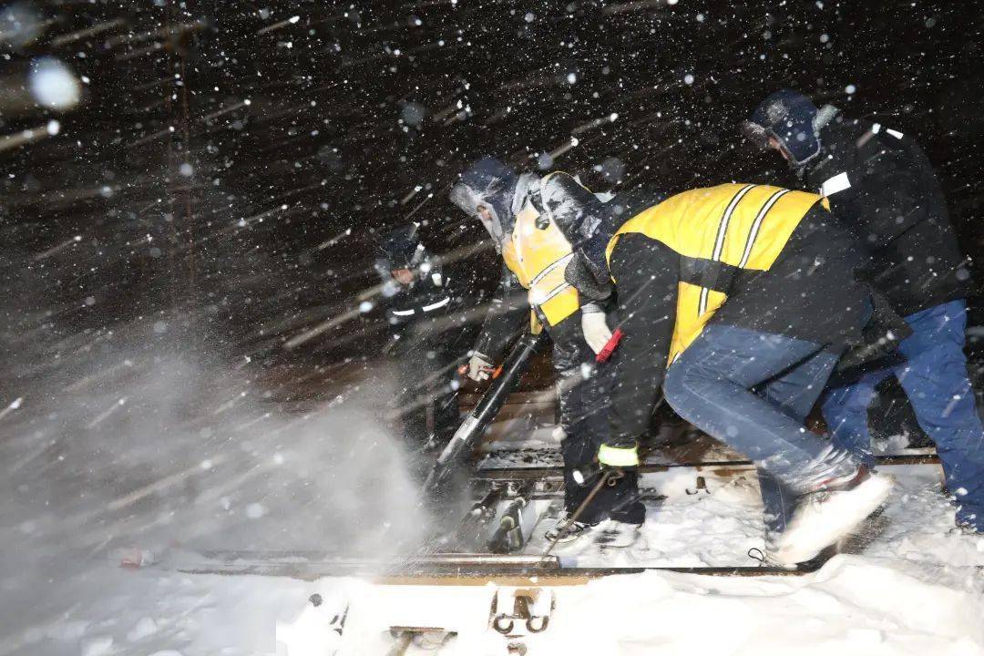 掩埋道岔等災害發生接觸網覆冰,積雪漫過軌面多條高鐵線路和普速鐵路