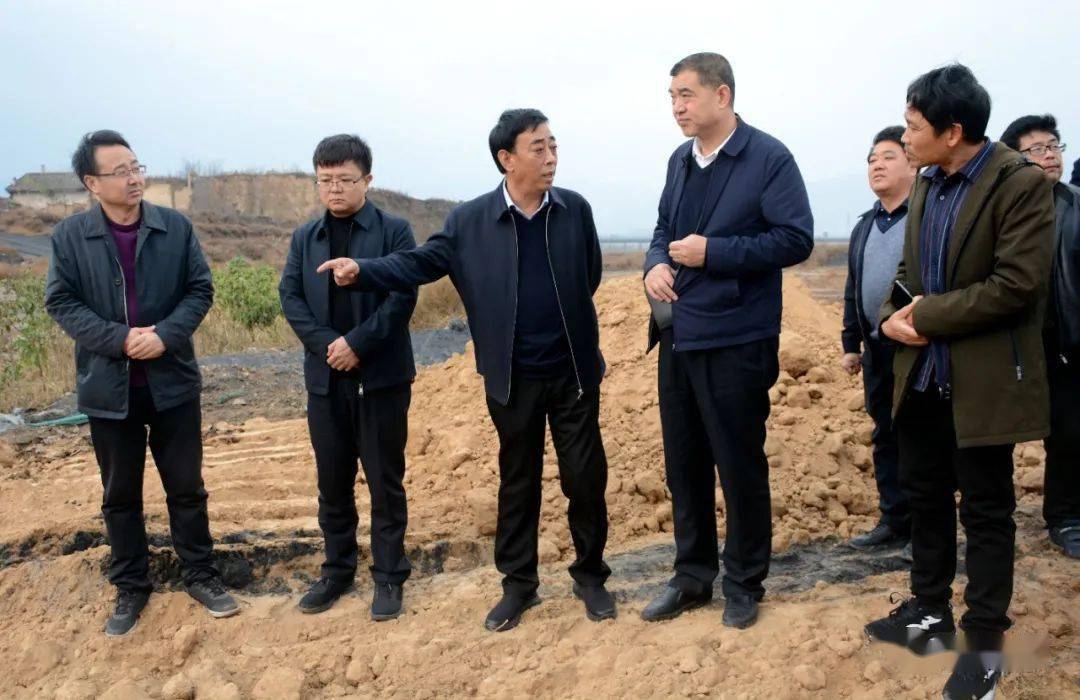 王高红在艳掌沟现场办公