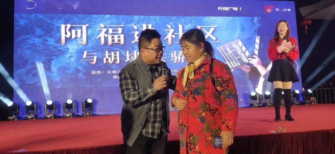 马军与居民朋友共度一段难忘的欢乐时光阿福,阿喜齐上阵丰富的互动