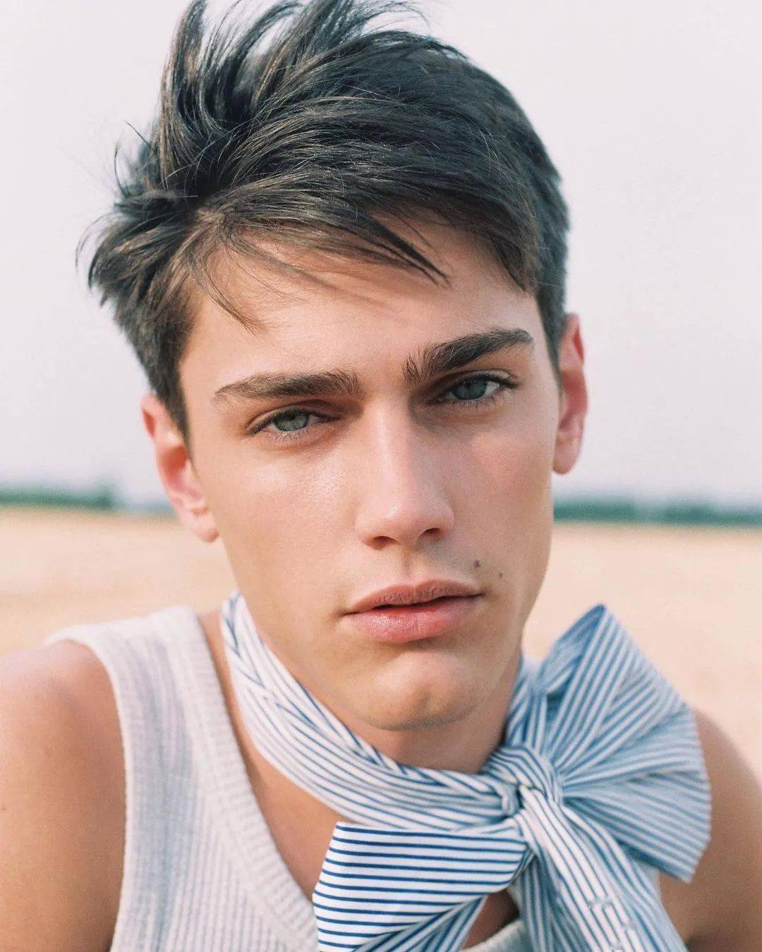 真的很适合当头像,因为他就是那种看起来会出圈成为网图热门的男模特