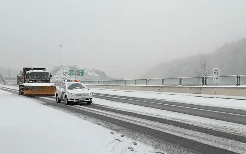 冰雪路上河南高速交警路警联动昼夜除雪融冰保畅通