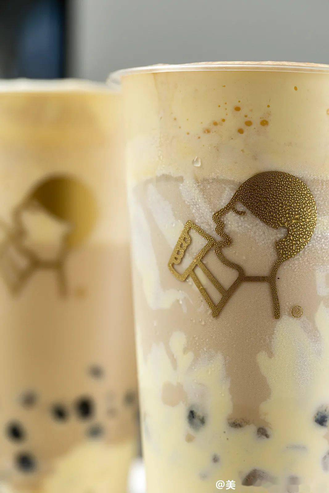 千呼万唤之下,喜茶把"皇茶"时代招牌【蛋糕奶茶】复刻再升级,真的是爷