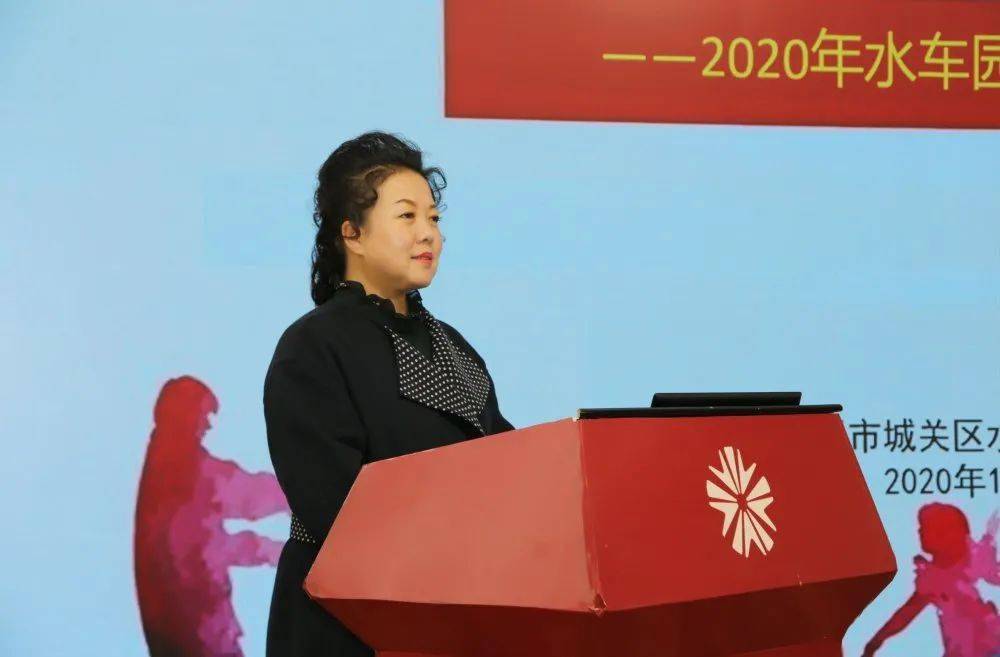 家长会第一项内容:水车园教育集团金艳校长为此次会议做专题讲座.