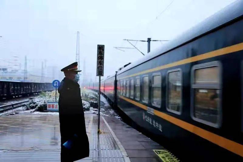 去往金华南的g1881次列车晚点约30分钟阜阳西高铁站有三趟列车晚点:去