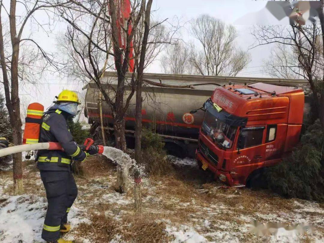 油罐车侧翻平凉支队紧急救援_手机搜狐网