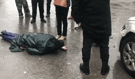 大竹这个十字路口又发生车祸男子倒地呻吟