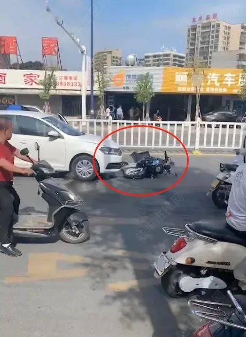 陆丰某地发生车祸一男子当场倒地