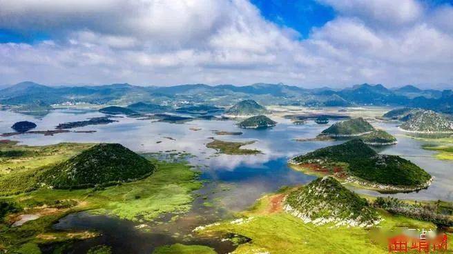 沾益海峰湿地地处滇东高原北部,位于云南省曲靖市沾益区西部,这里有着